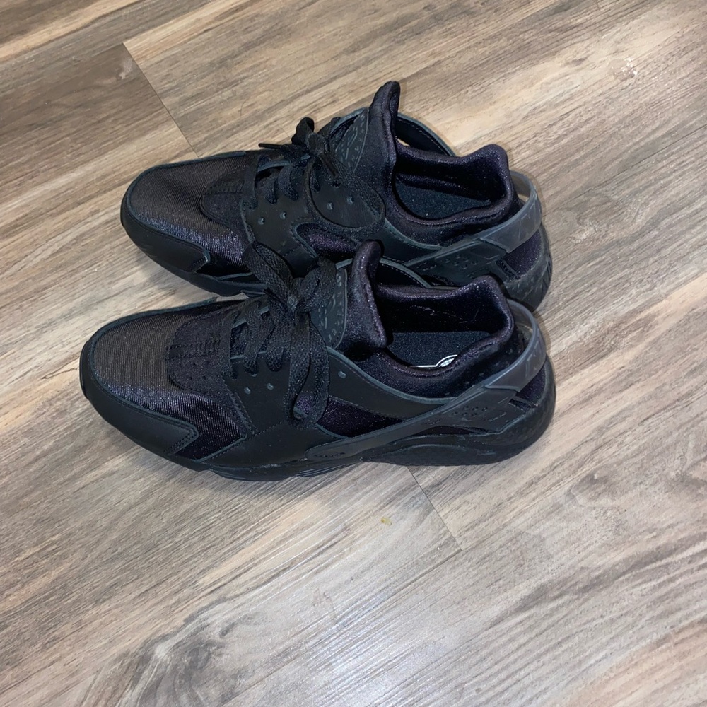 WORN ONCE TRIPLE BLACK AIR HUARACHES - Picture 3 of 7